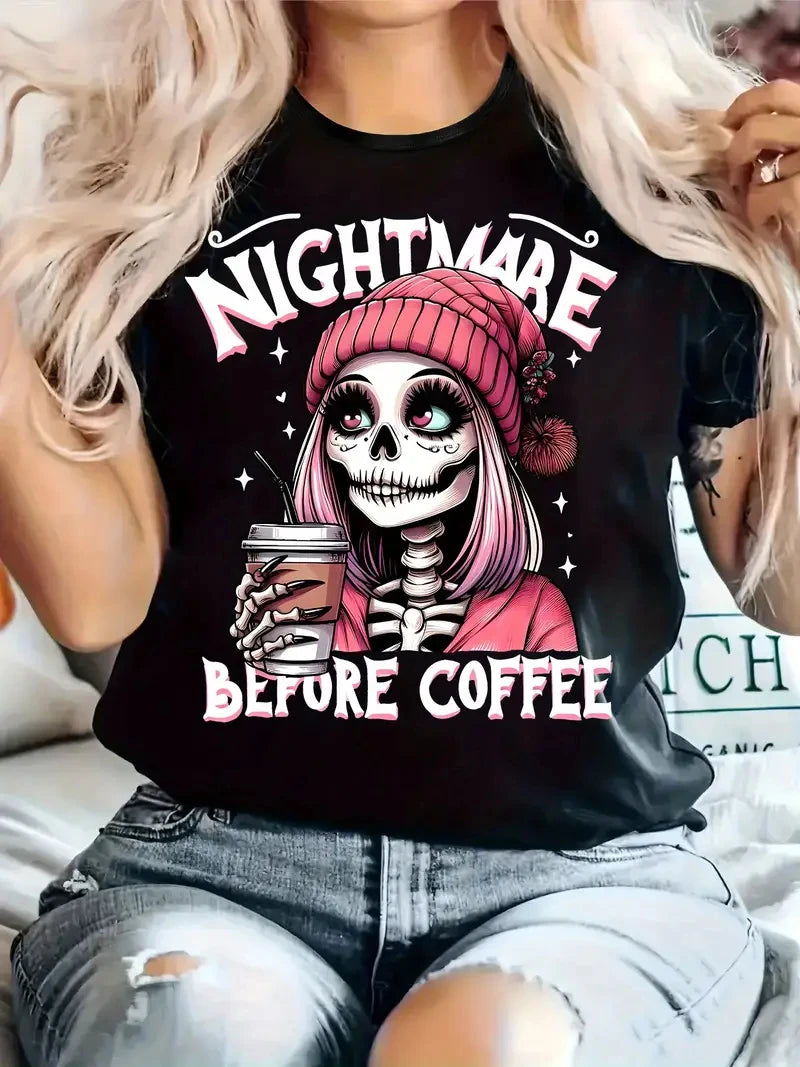 T-shirt casual da donna taglie forti con stampa artistica "Nightmare Before Coffee" e scheletro, manica corta nera, scollo tondo